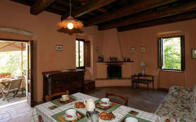 Cozy Cottage in Abbateggio with Garden
