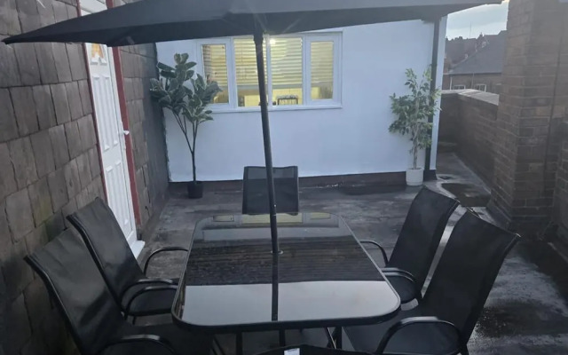 2 Bed - Sleeps 6 - Private Balcony - City Centre