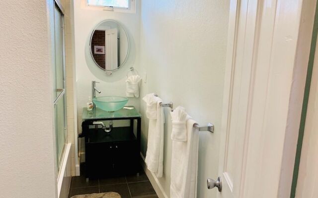 The Cottage! Chic Bungalow near Old Town Square!