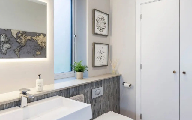 Stylish new Home With Parking - King Beds Garden