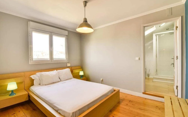 Amazing 3 Bdr Apartment w Lisbon View in Santos, Lisbon