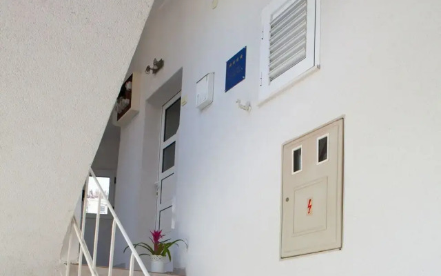 Split Summer Lounge Apartments