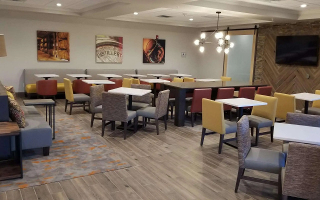 B/W Plus Elizabethtown Inn & Suites