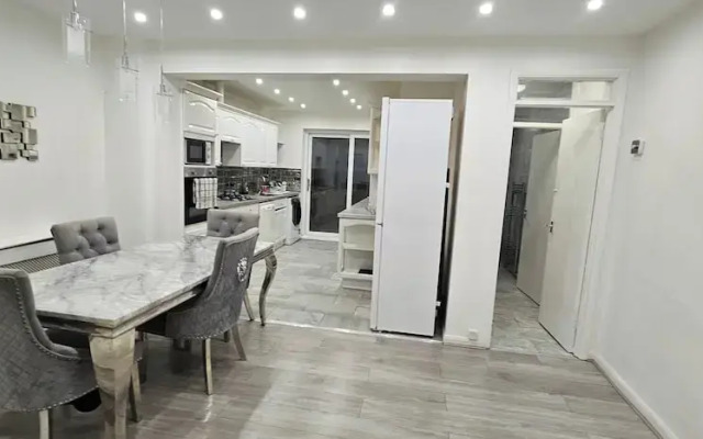 Spacious & Modern 2-bed House in Dagenham