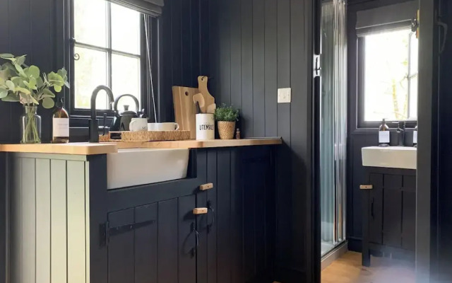 Shepherd's Hut - Sleeps 2 - Pet Friendly - Parking