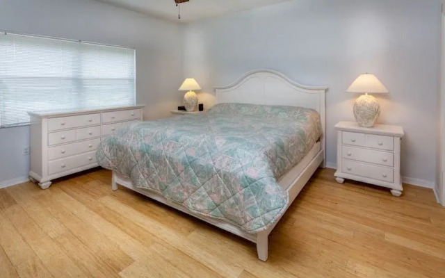 Hibiscus Pointe 461
