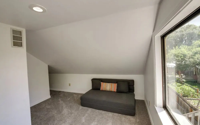 Charming Hamilton Hideaway: Half-mi to Main St!