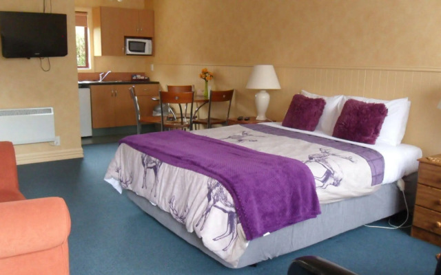 Red Tussock Motel