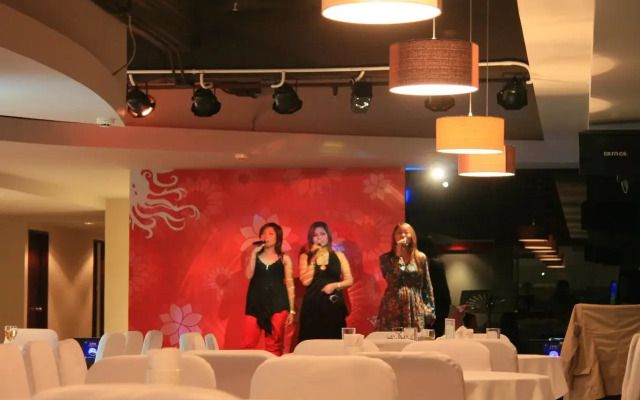 Golden Crown Grand Hotel