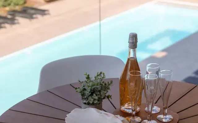 Beautiful Apartment With Pool Terrace and Parking