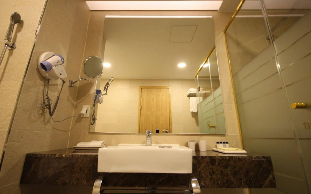 The Central Plaza Hotel