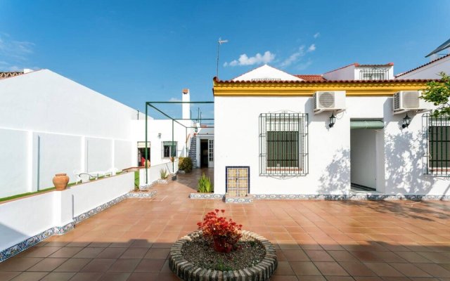 House with 6 Bedrooms in Villamanrique de la Condesa, with Private Pool And Enclosed Garden - 43 Km From the Beach
