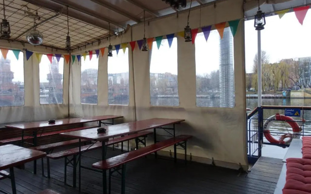 Eastern Comfort - The swimming hostel
