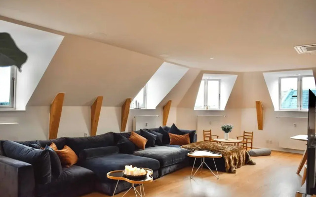 Central Penthouse With Private Rooftop Terrace