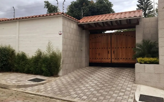 Luxury Guayllabamba House Gym Jacuzzi Parking Pool Wifi
