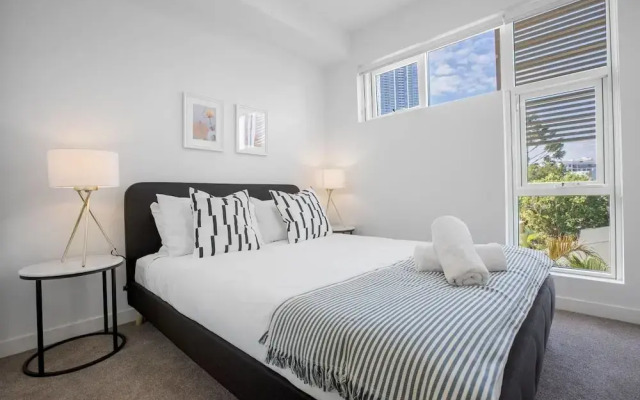 Wow Southport Apartment Near Light Rail Station