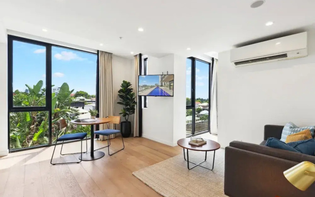 Stunning 1-bed by Victoria Park With Pool & Gym