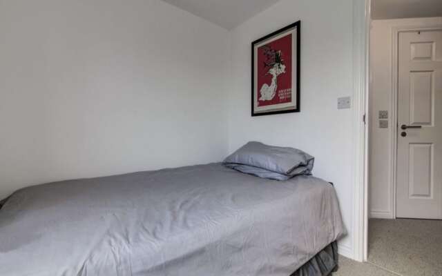 Clean, Bright 2BR Manchester Flat for 4