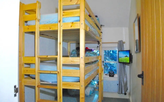 Squirrel Barn. Hi-spec. Hot tub & Wifi. Sleeps 14