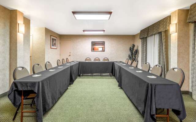 Days Inn & Suites by Wyndham Albuquerque North
