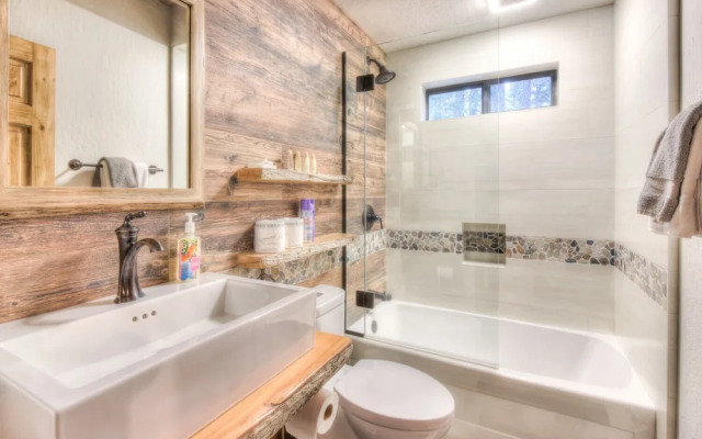 Relax at Rustic Tahoe Charm Minutes to Lake