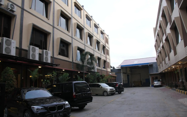 RedDoorz Plus near Soekarno Hatta Airport 2