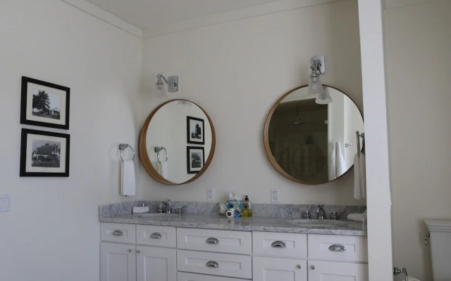 The Sandpiper Inn & Cottages