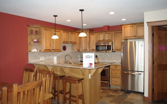 Timber Stone Lodge by RMA