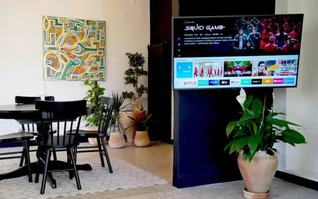 Inspiring 3Bed Unit with Sunny Balcony & Fireplace