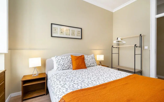 Urban Comfort: 1-Br Near Airport & Train Station