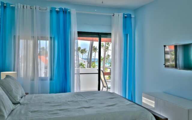 Oceanview Apartment With Large Balcony and Next to the Beach