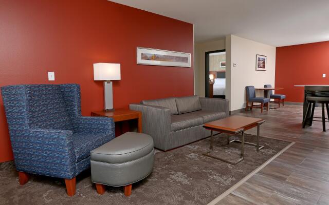 Holiday Inn & Suites Sioux Falls - Airport, an IHG Hotel