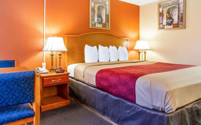 Econo Lodge Inn & Suites