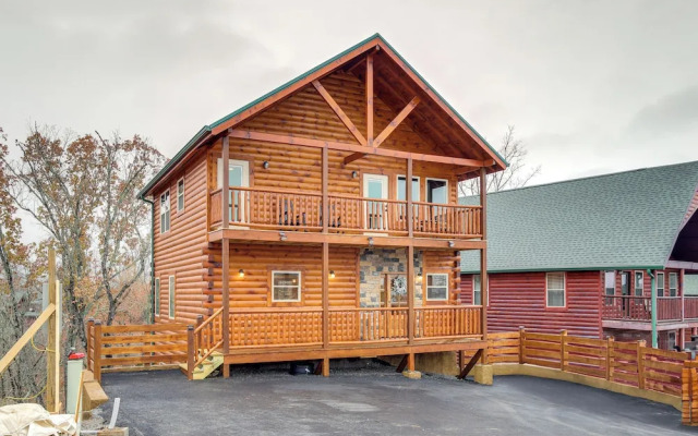 Hot Tub & Spectacular Views: Sevierville Cabin