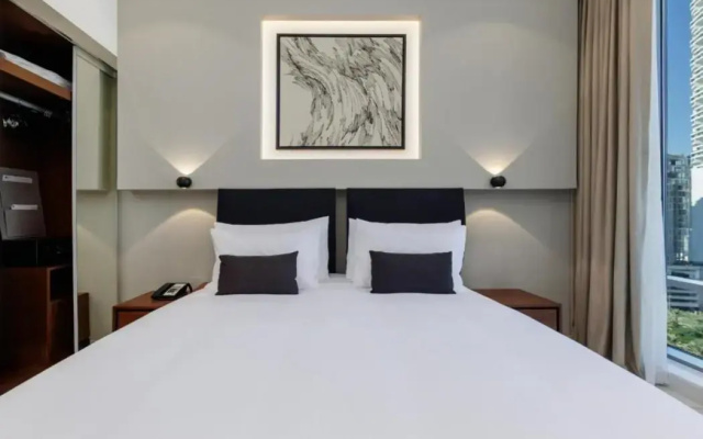 Отель Holiday Inn Dubai Village Circle