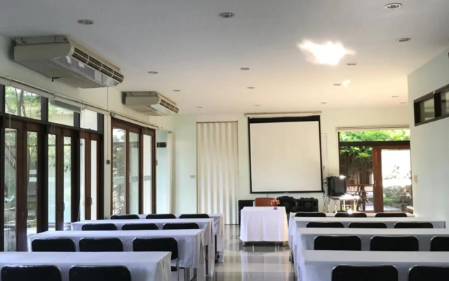 RedDoorz Sripiamsuk Resort Bangkok