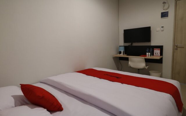 RedDoorz Plus near Pondok Indah Mall