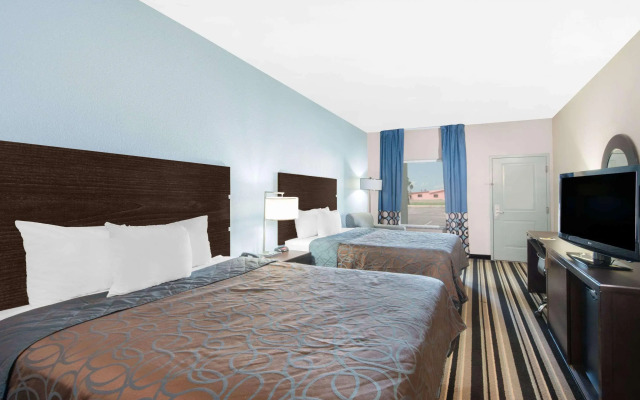 Super 8 by Wyndham Dilley TX