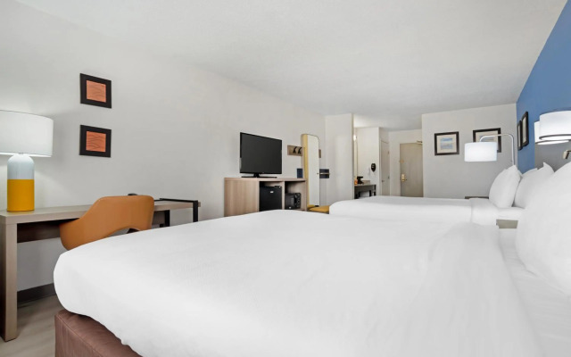 Magnolia Bay Hotel & Suites