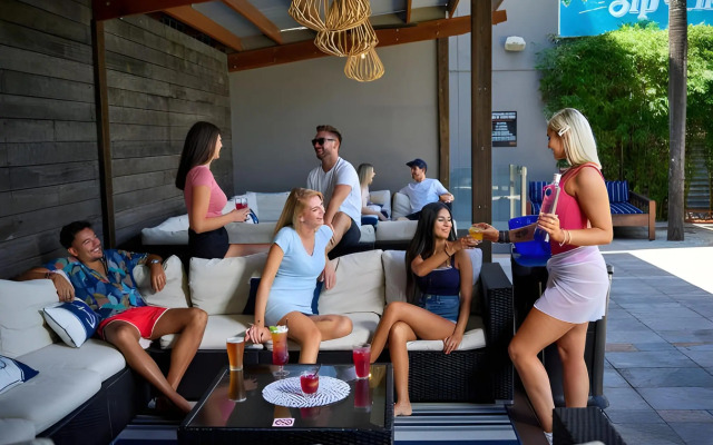 Gilligan's Backpackers Hotel & Resort
