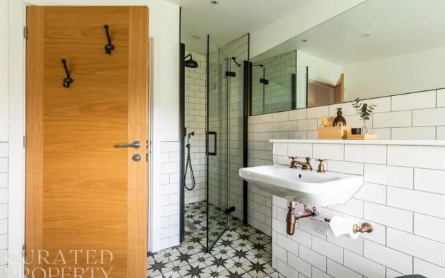 Stunning 5 Bedroom New Build With Amazing Views