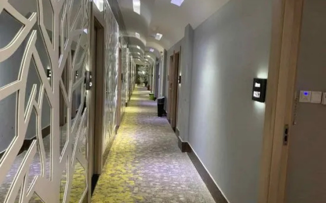 Aixiang Hotel (Shanghai Songhong Road Subway Station)