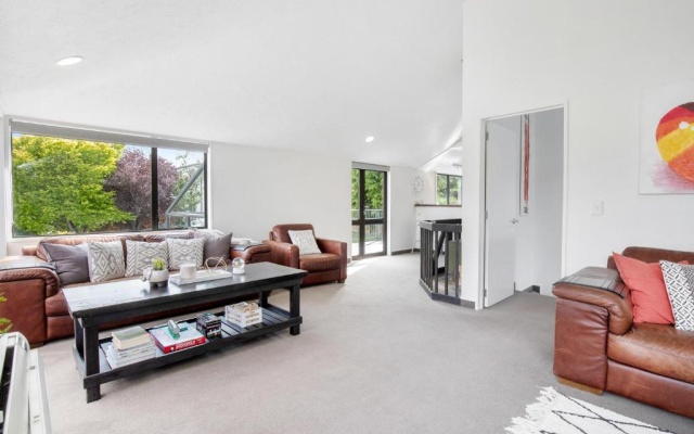 Kiwi style home! Views of lake. Large outdoor area – Guest Rooms – Queenstown