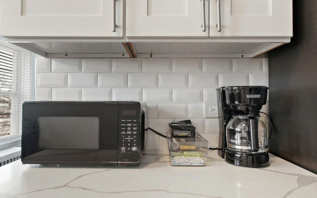 Chic 2BR Apt in Skokie - Elm 3A