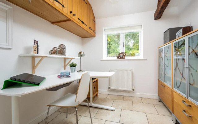 Cotswold Barn Conversion With Private Hot Tub