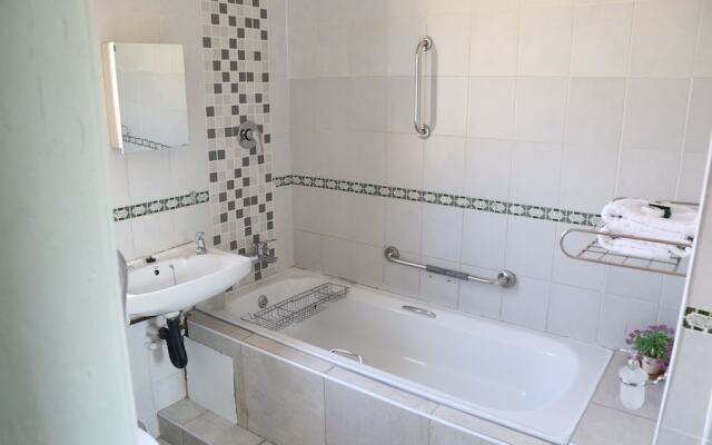 Roba Monakedi Guest Lodge