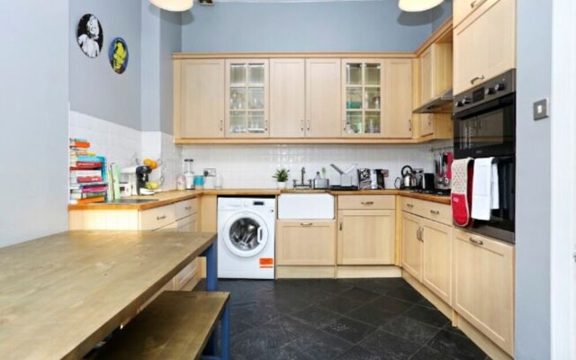 A Stunning Grand Apt near the Royal Botanic Garden