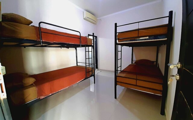 Safe House Bed and Breakfast - Hostel - Adults Ony