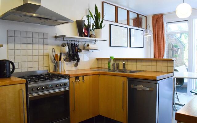 2 Bedroom Flat In Bethnal Green