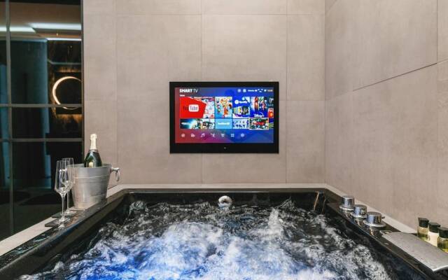 Luxury West End Oasis - Lux Spa Bath - Romantic